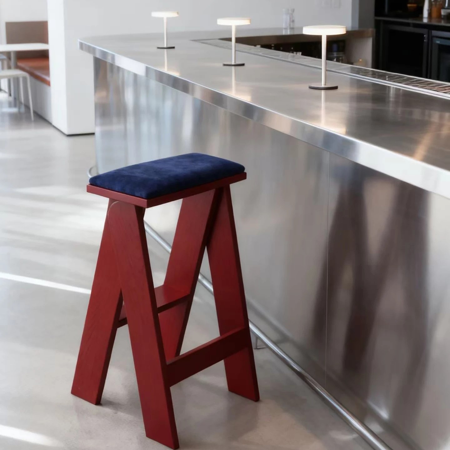 เก้าอี้บาร์ไม้เนื้อแข็งพับได้ส - Commercial Kitchen And Bar บทวิจารณ์และราคา